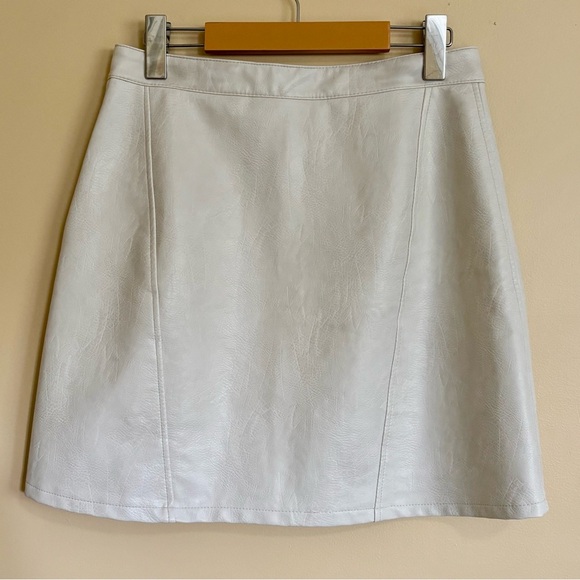 Zara| Chic Ivory White A-Line Faux Leather Mini Skirt Sz M - Picture 1 of 5